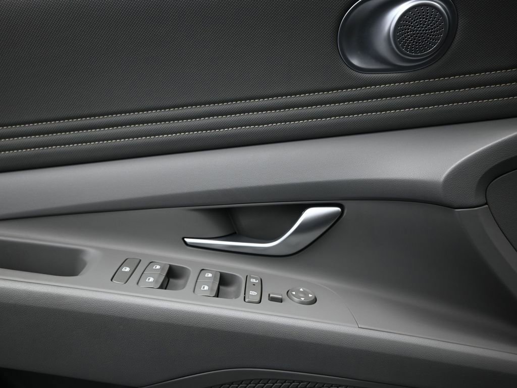 Used 2025 Hyundai Elantra SEL image 17