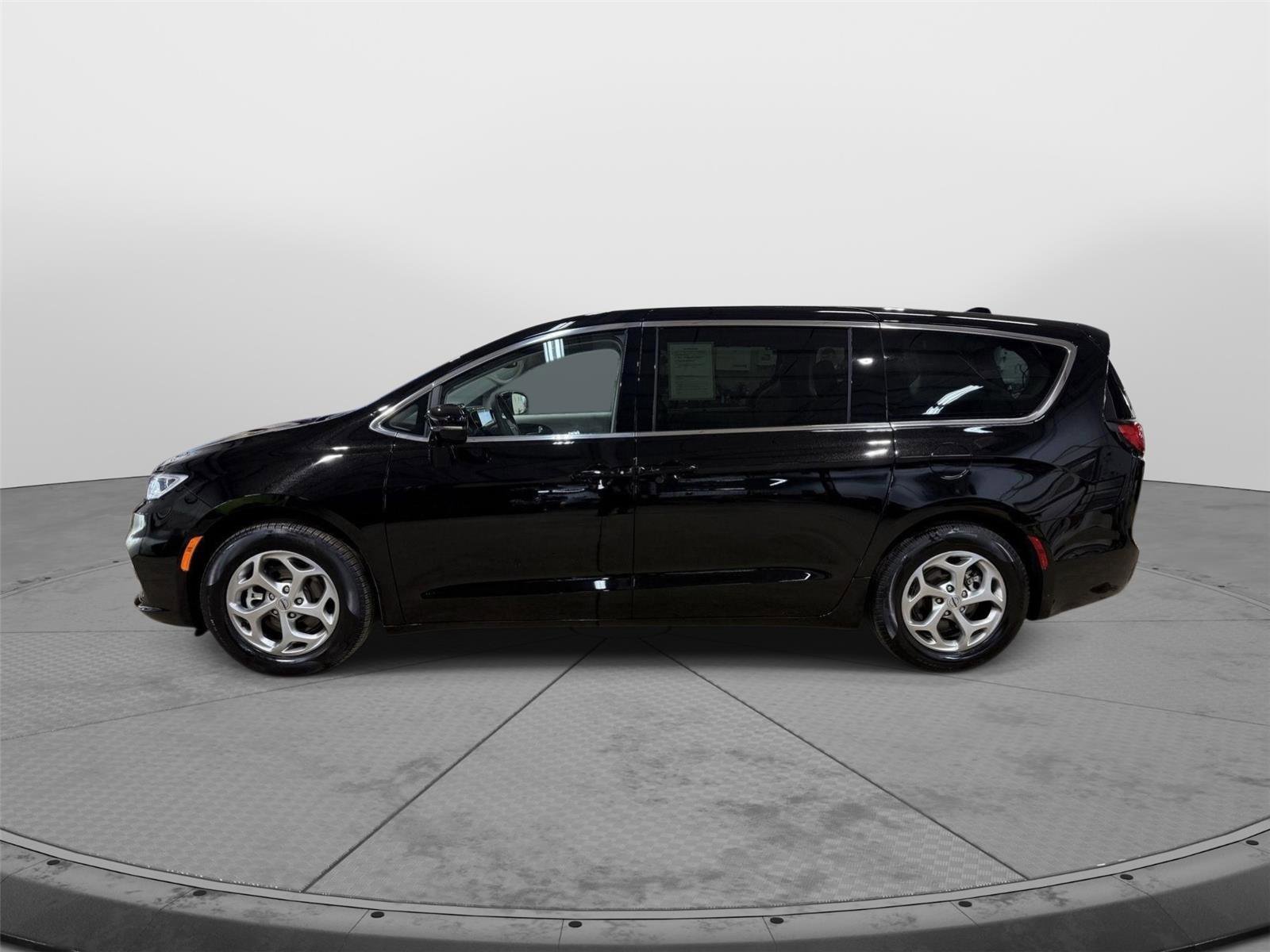 Used 2024 Chrysler Pacifica Limited FWD image 6