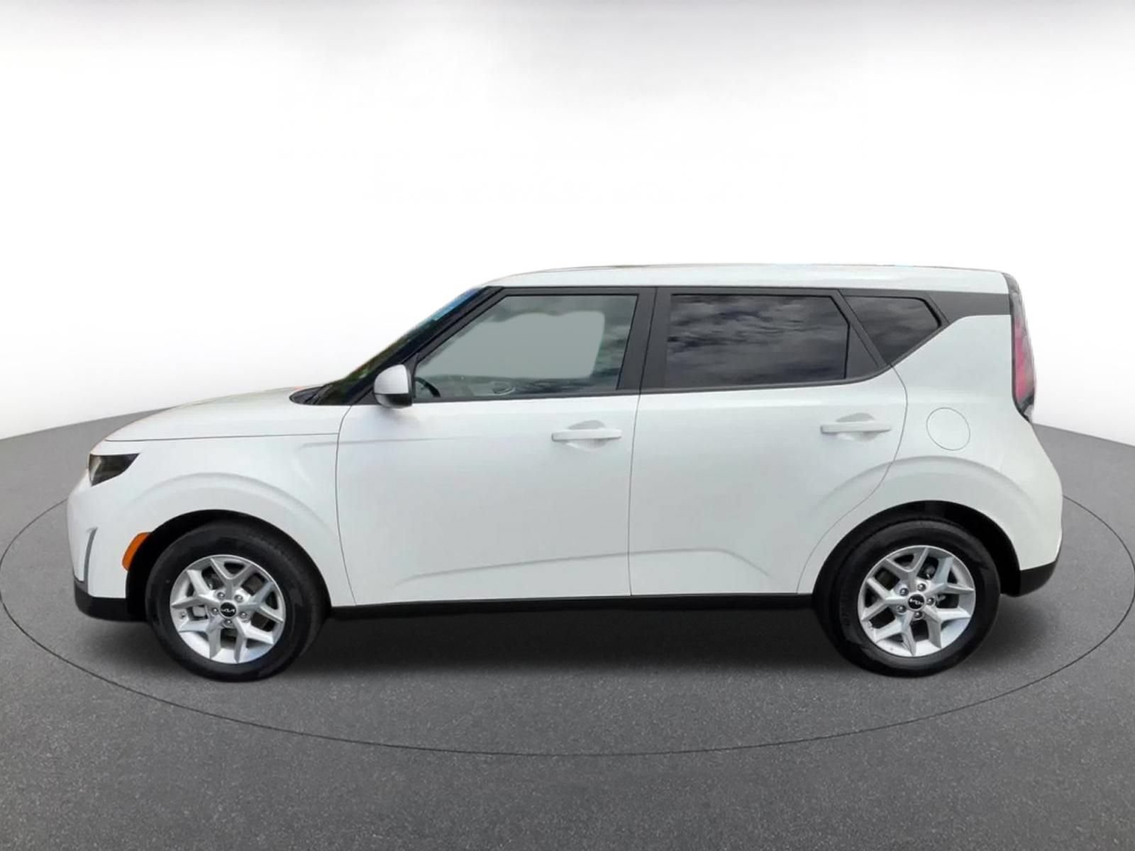Used 2025 Kia Soul LX w/ LX Technology Package FWD image 9