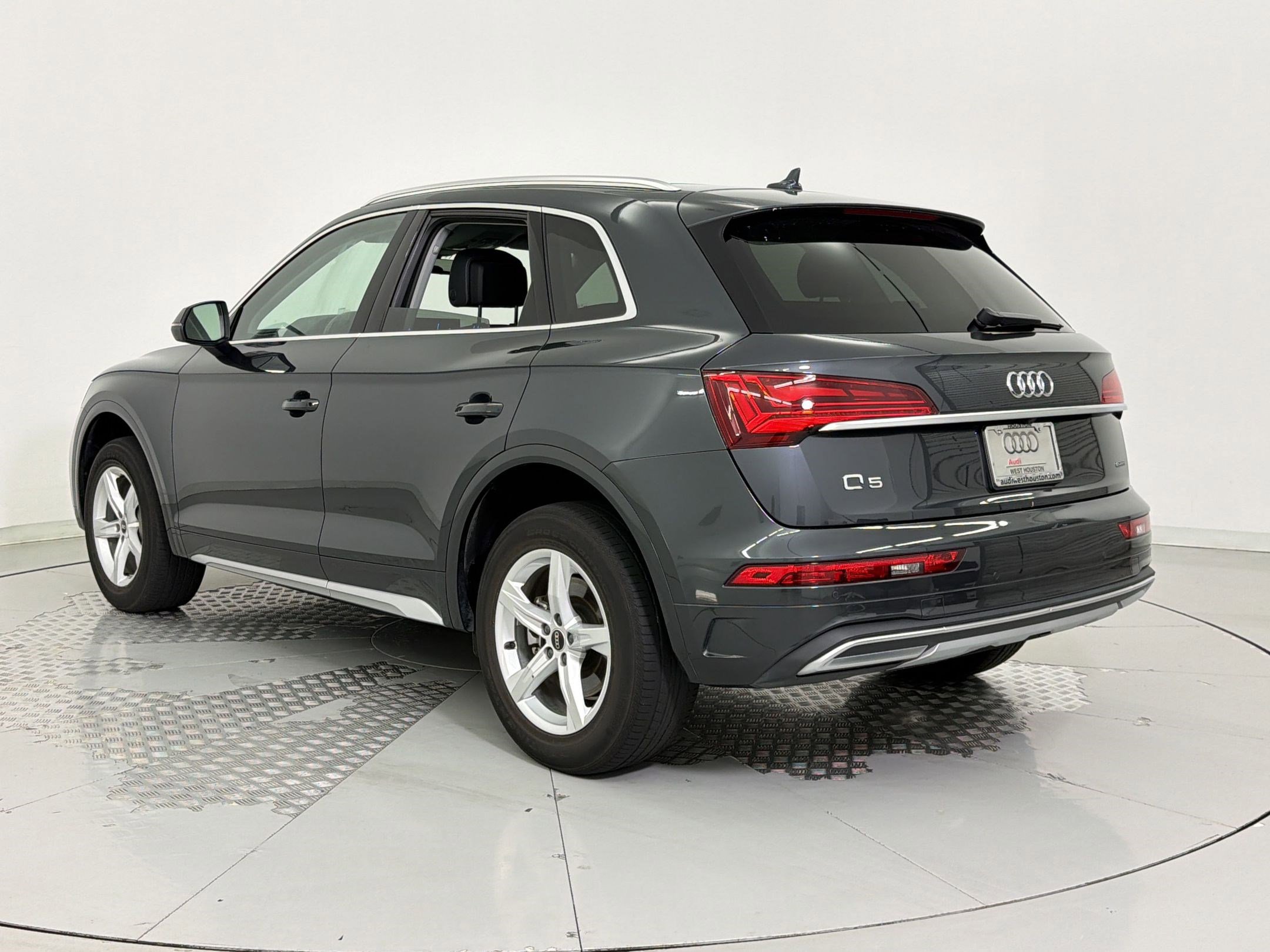 Used 2023 Audi Q5 2.0T Premium w/ Convenience Package image 3