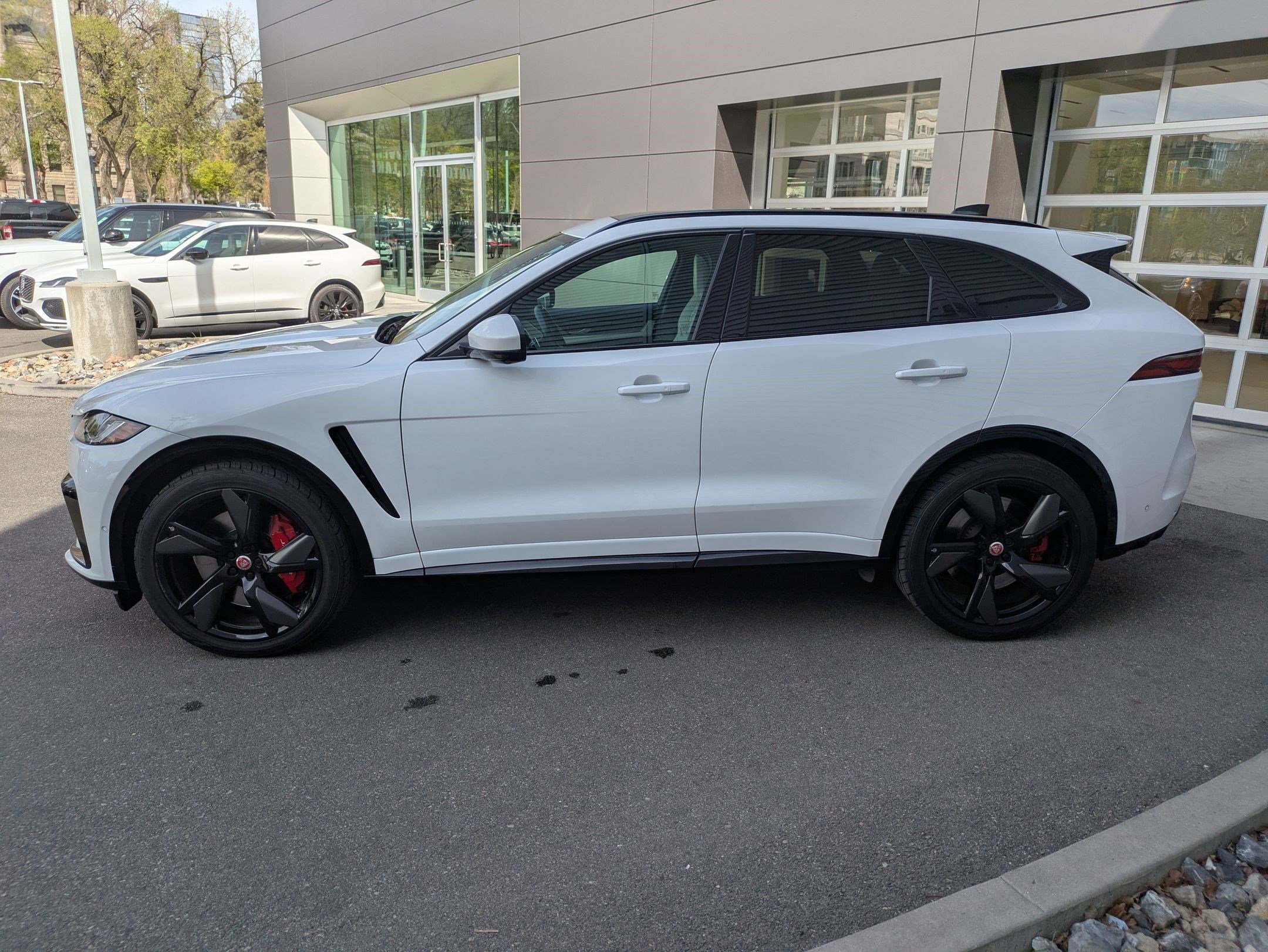 Used 2023 Jaguar F-PACE SVR image 11