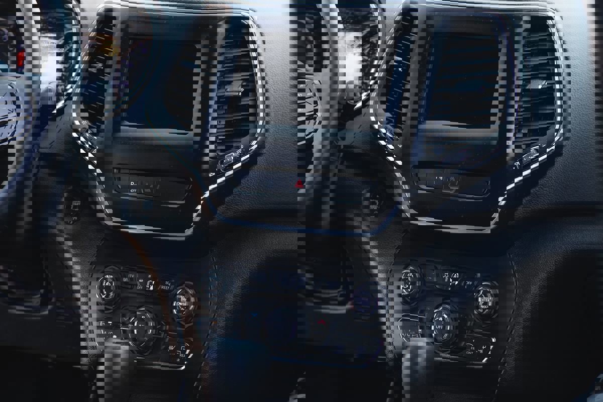 Used 2019 Jeep Cherokee Latitude Plus image 12