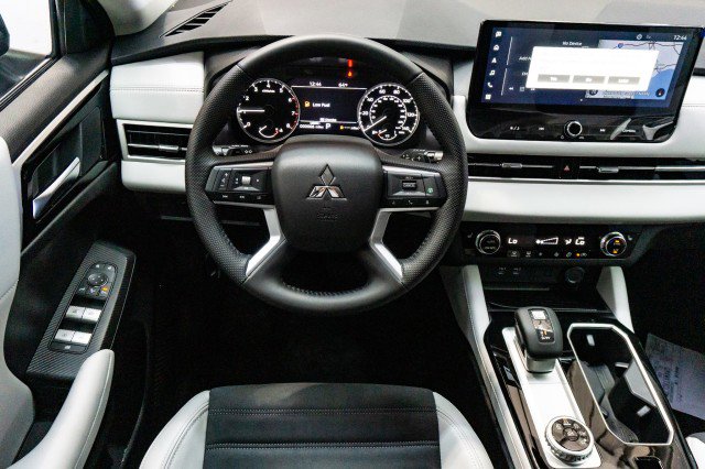 New 2025 Mitsubishi Outlander SE image 16