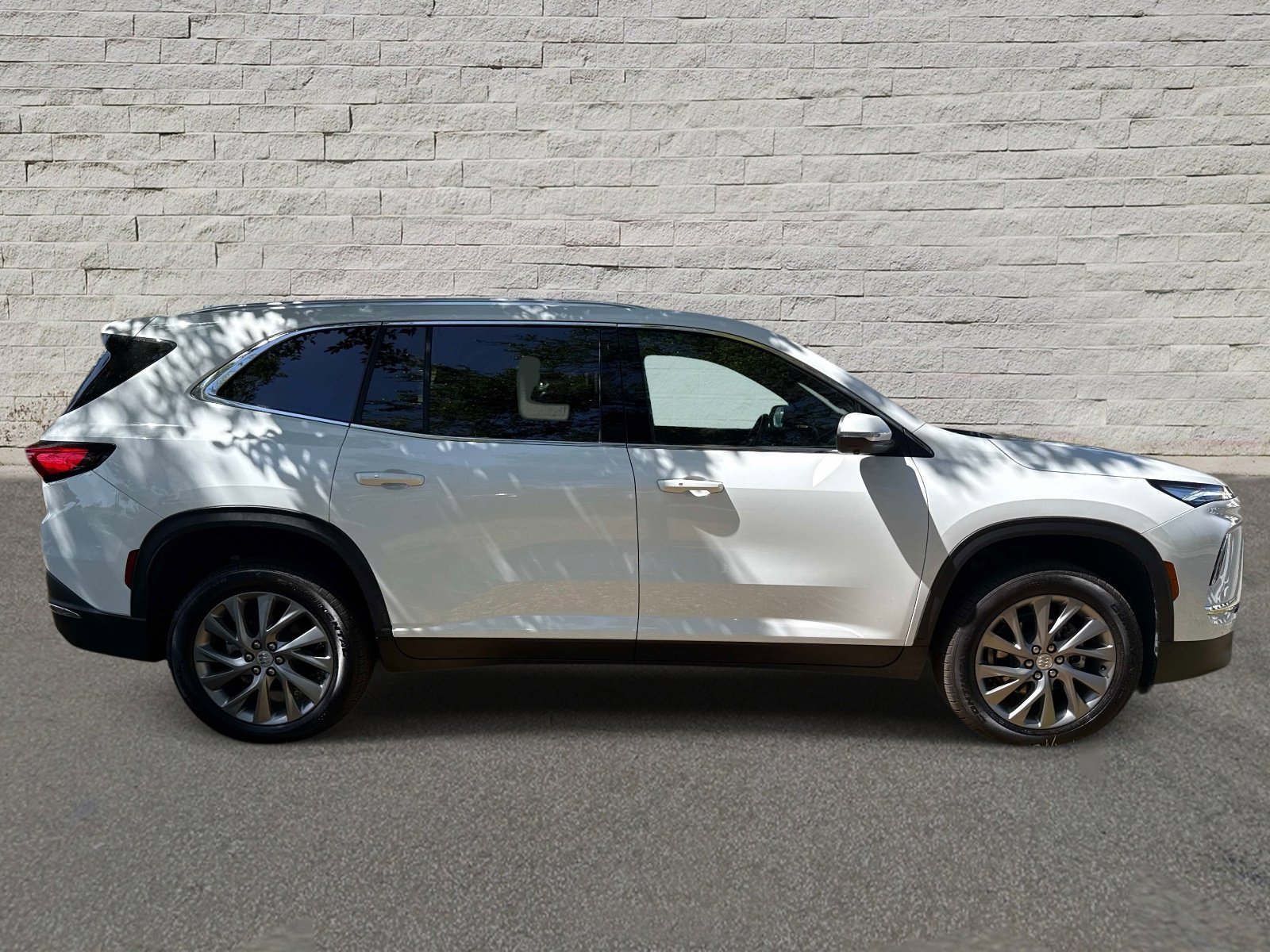 Used 2025 Buick Enclave Preferred FWD image 4