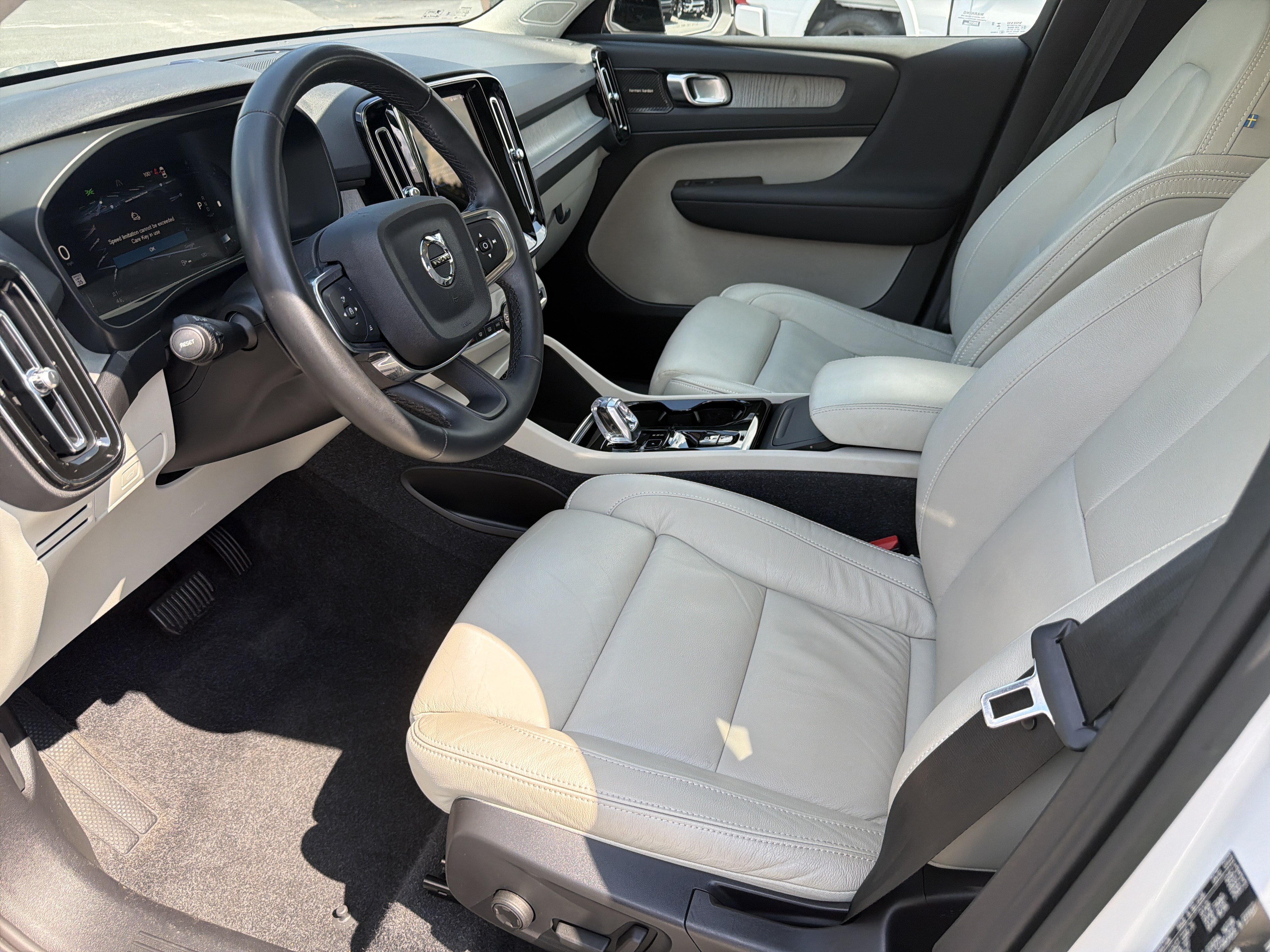 Used 2023 Volvo XC40 B4 Ultimate FWD image 11