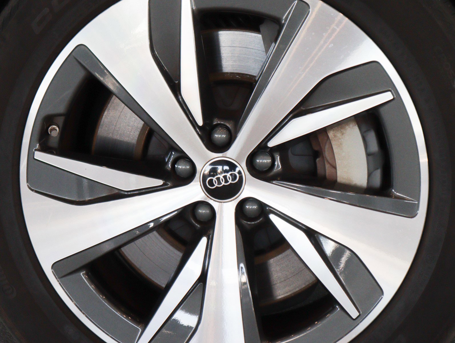 Used 2024 Audi Q8 e-tron Premium Plus image 7