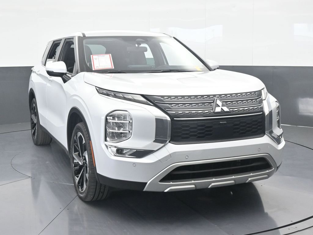Used 2023 Mitsubishi Outlander SE image 9