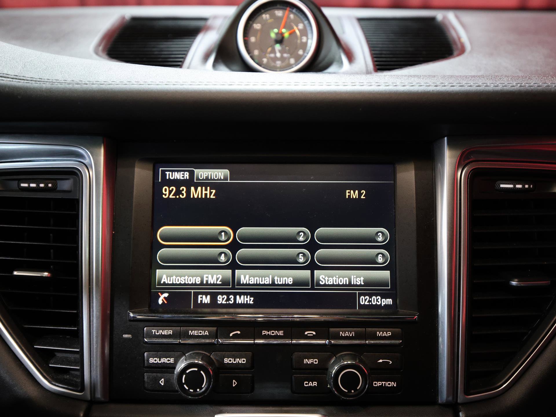 Used 2015 Porsche Macan Turbo AWD/4WD image 18