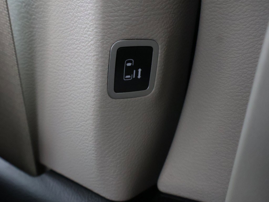 Used 2024 Chrysler Pacifica Touring-L image 48