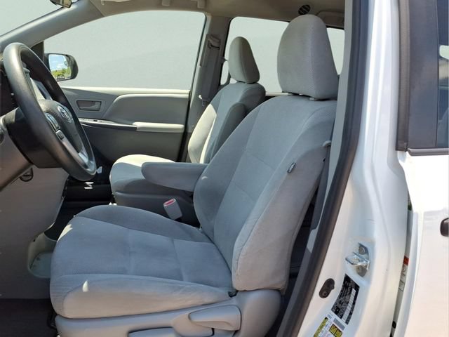 Used 2020 Toyota Sienna L FWD image 12