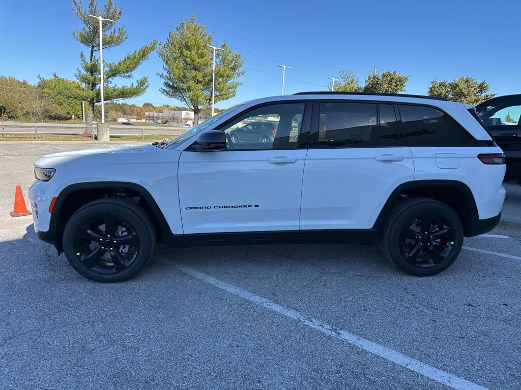 New 2025 Jeep Grand Cherokee Altitude AWD/4WD image 16