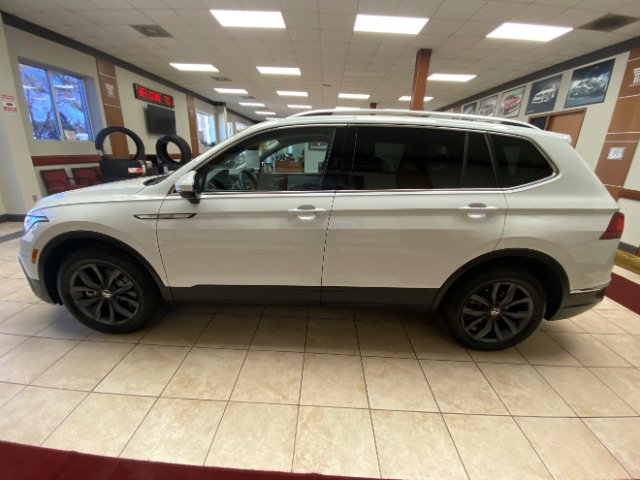 Used 2023 Volkswagen Tiguan SE w/ Panoramic Sunroof Package FWD image 2