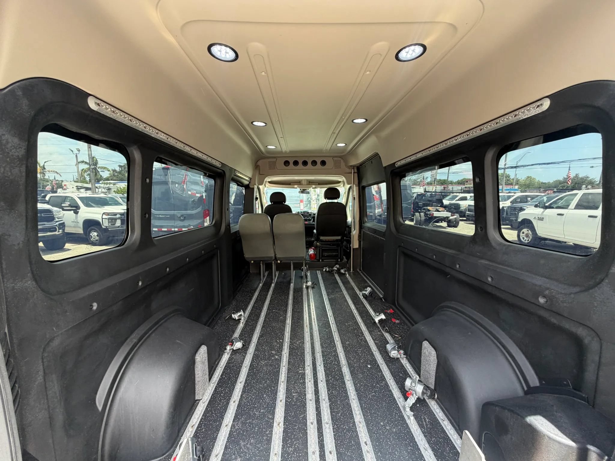 Used 2020 RAM ProMaster 2500 w/ Premium Appearance Group FWD image 17