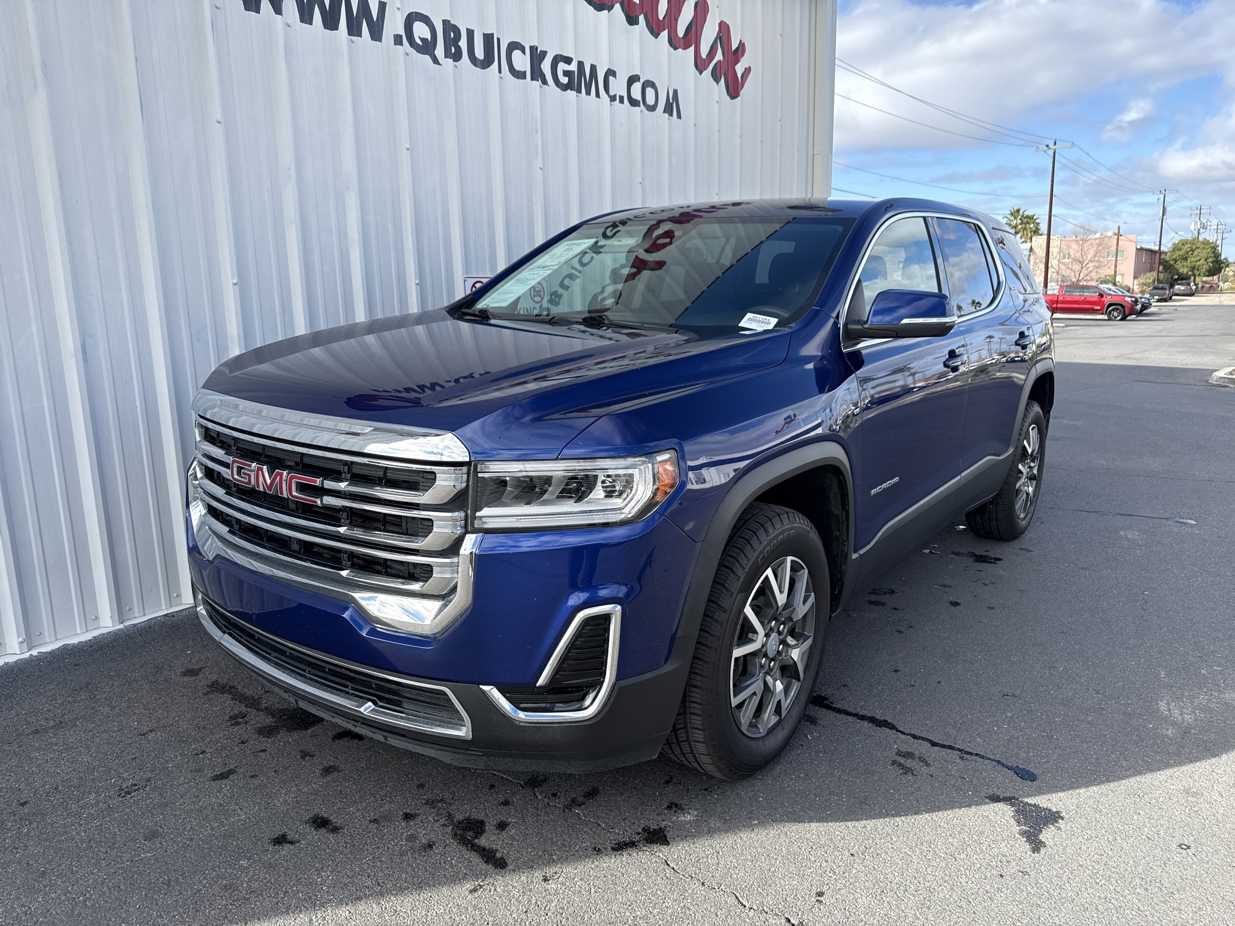 Used 2023 GMC Acadia SLE image 5