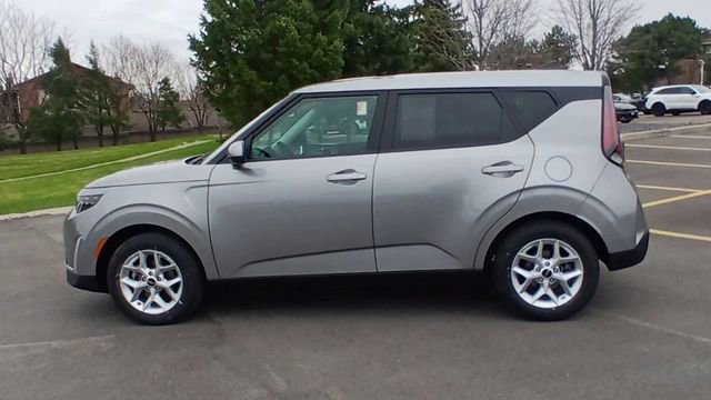 Certified 2025 Kia Soul LX w/ LX Technology Package FWD image 8