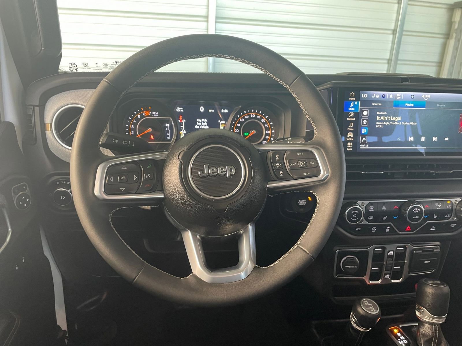 Used 2025 Jeep Wrangler Sahara image 33