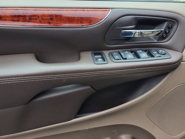 Used 2015 Chrysler Town & Country Limited Platinum FWD image 18