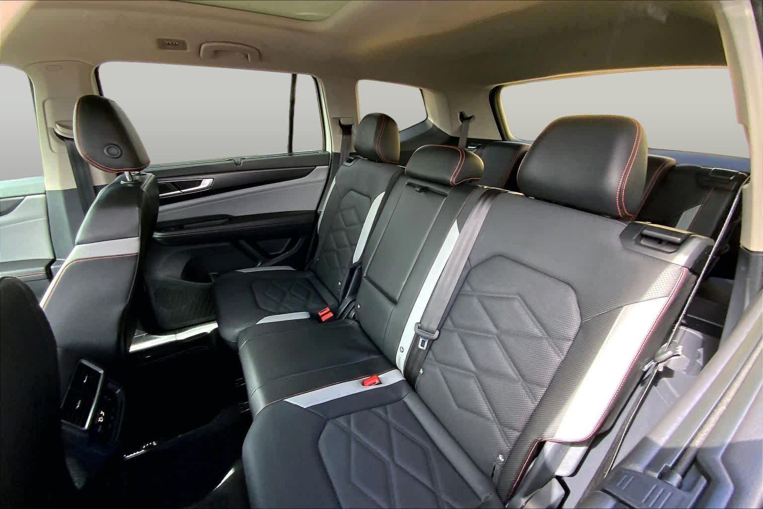 Used 2024 Volkswagen Atlas Peak Edition SE AWD/4WD image 21