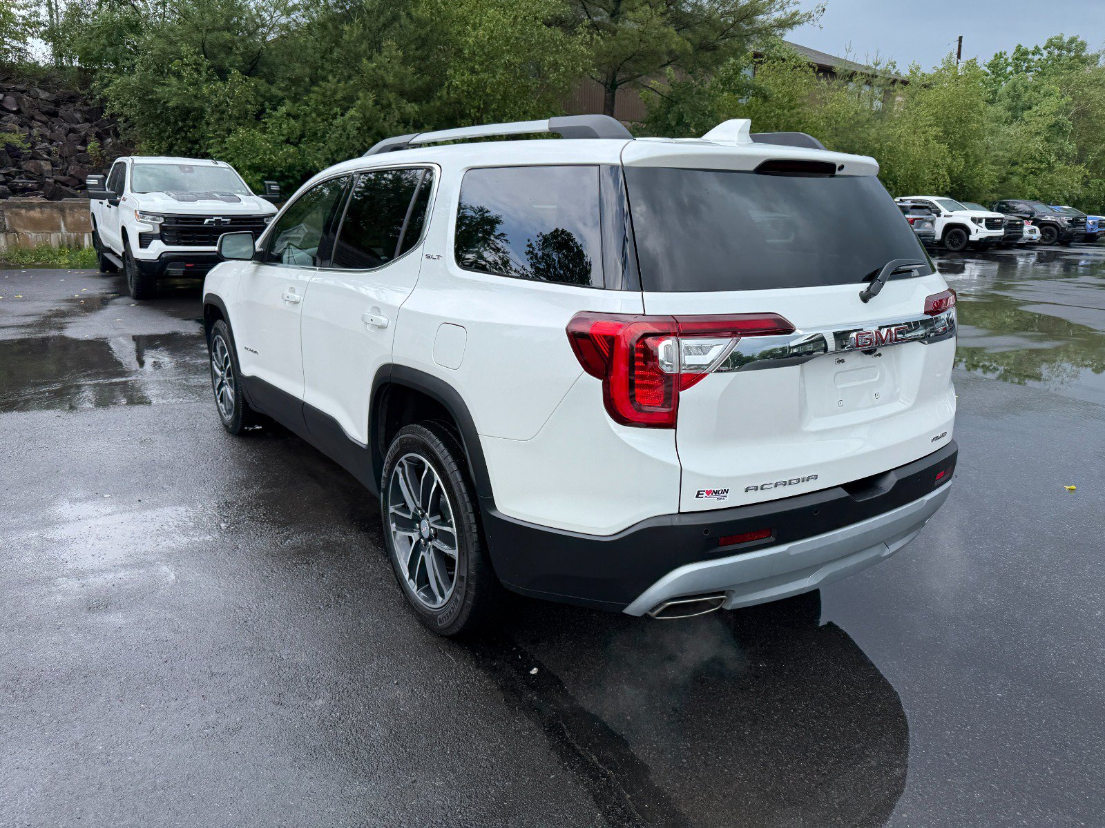 Used 2023 GMC Acadia SLT w/ Preferred Package AWD/4WD image 3