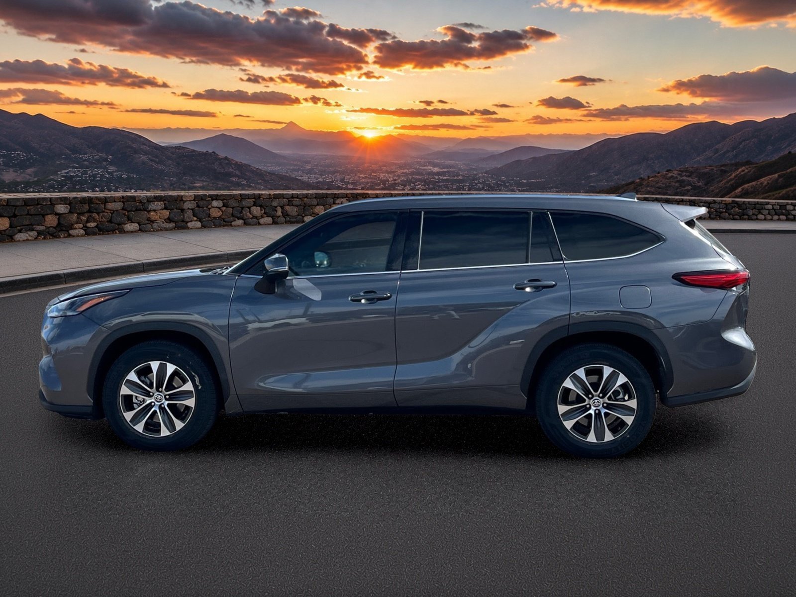 Used 2021 Toyota Highlander XLE FWD image 3