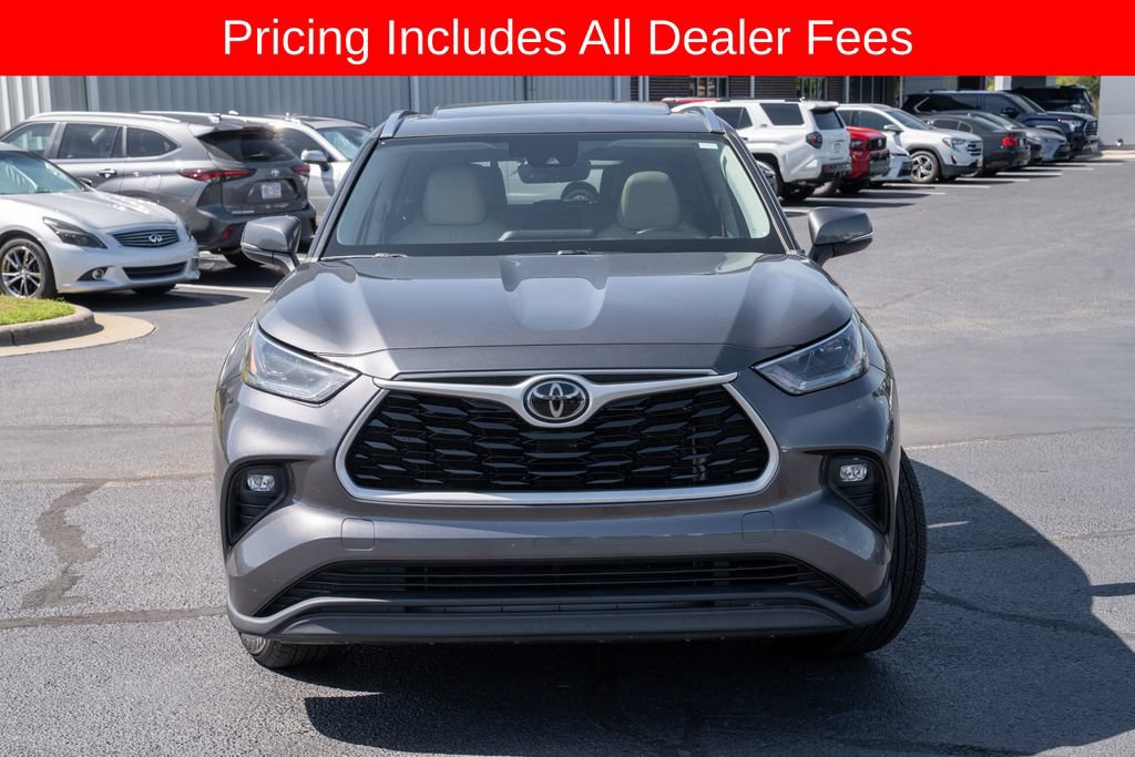 Used 2021 Toyota Highlander XLE FWD image 2