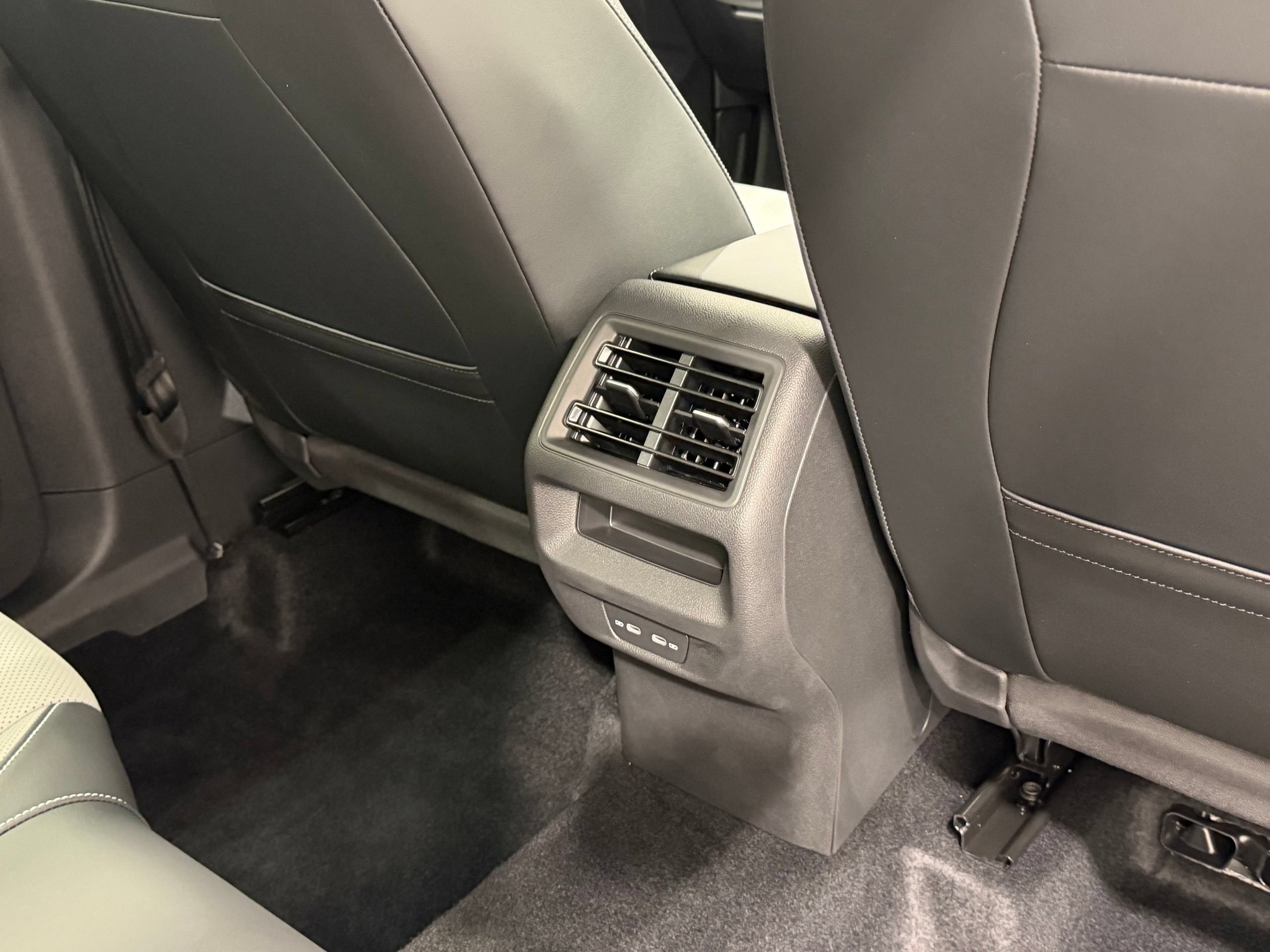 Used 2026 Volkswagen Tiguan SE FWD image 40