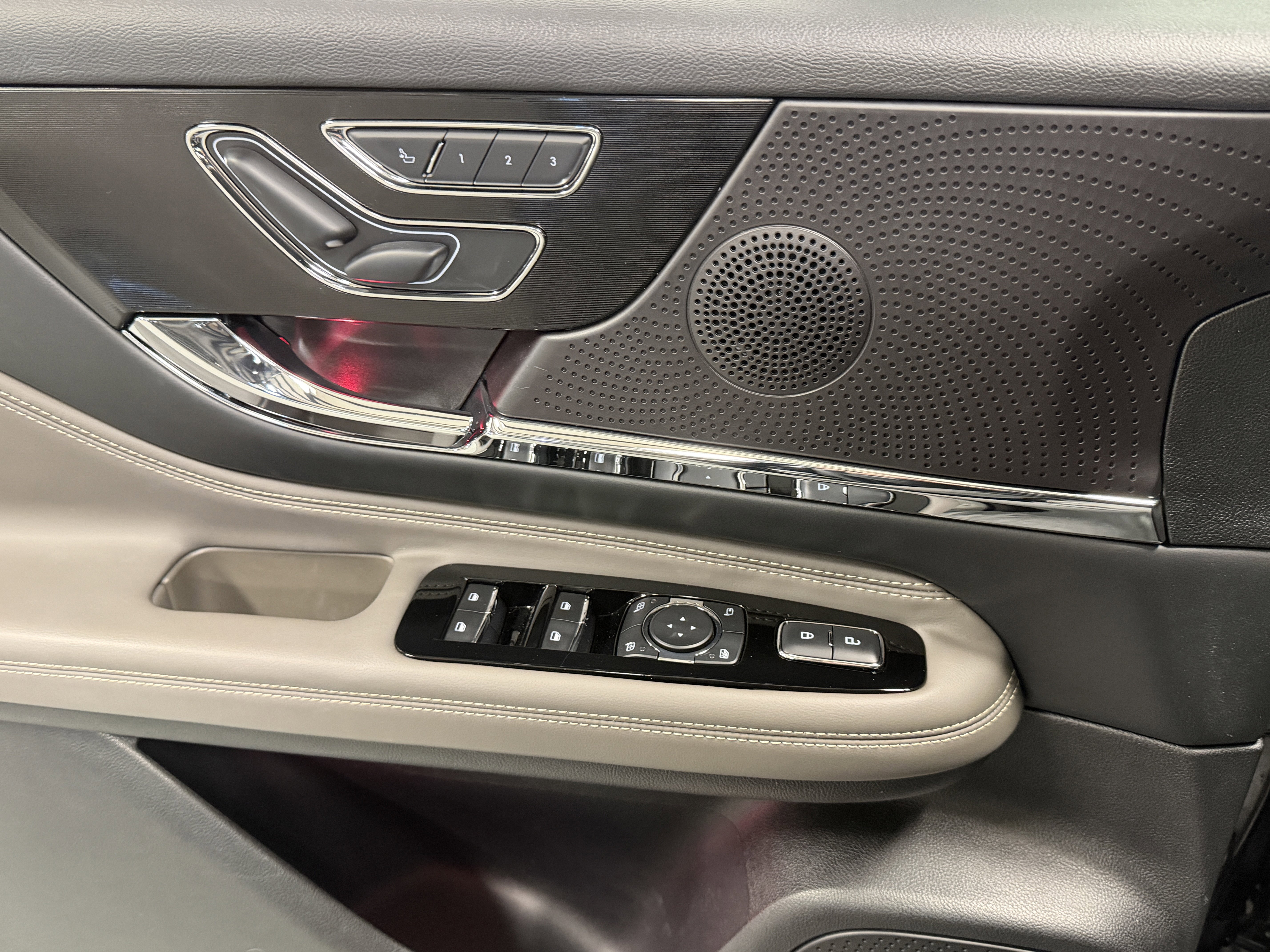 Used 2025 Lincoln Corsair Grand Touring w/ Equipment Group 301A image 18