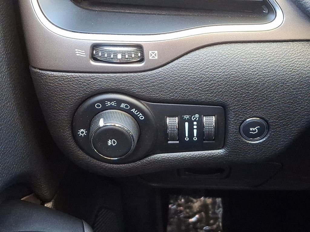 Used 2022 Jeep Cherokee Latitude Lux w/ Sun & Sound Group image 24