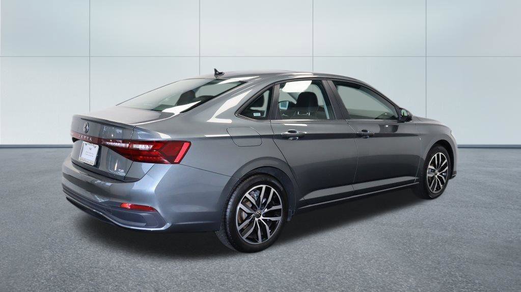 Used 2025 Volkswagen Jetta SE FWD image 7