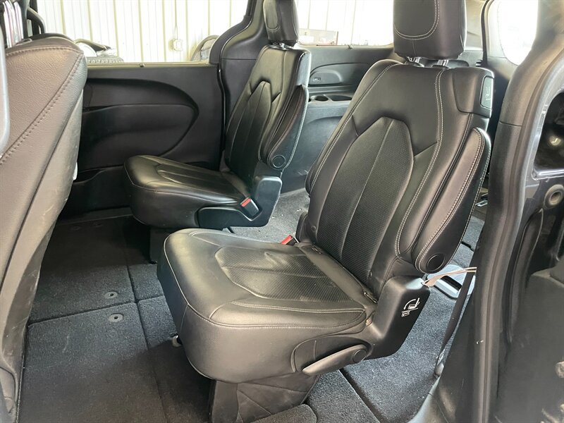 Used 2018 Chrysler Pacifica Touring-L Plus w/ Advanced Safetytec Group FWD image 18
