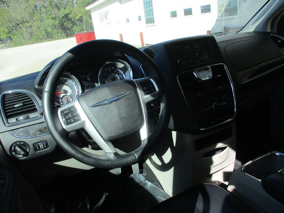 Used 2015 Chrysler Town & Country Touring FWD image 7