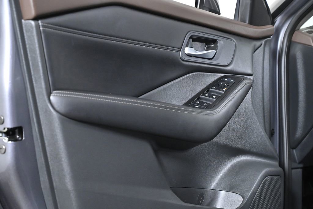 Used 2022 Nissan Rogue SV w/ SV Premium Package image 32