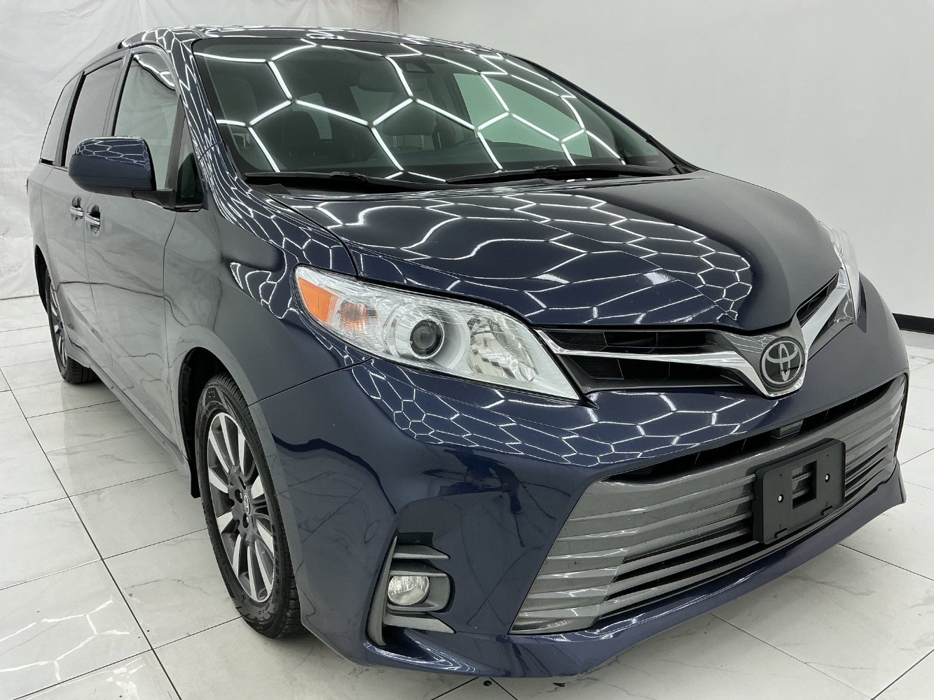 Used 2020 Toyota Sienna XLE AWD/4WD image 3