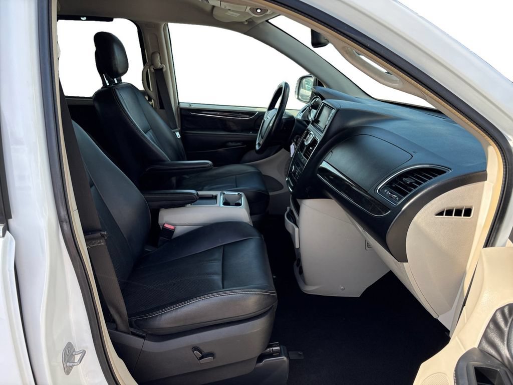 Used 2014 Chrysler Town & Country Touring-L FWD image 22