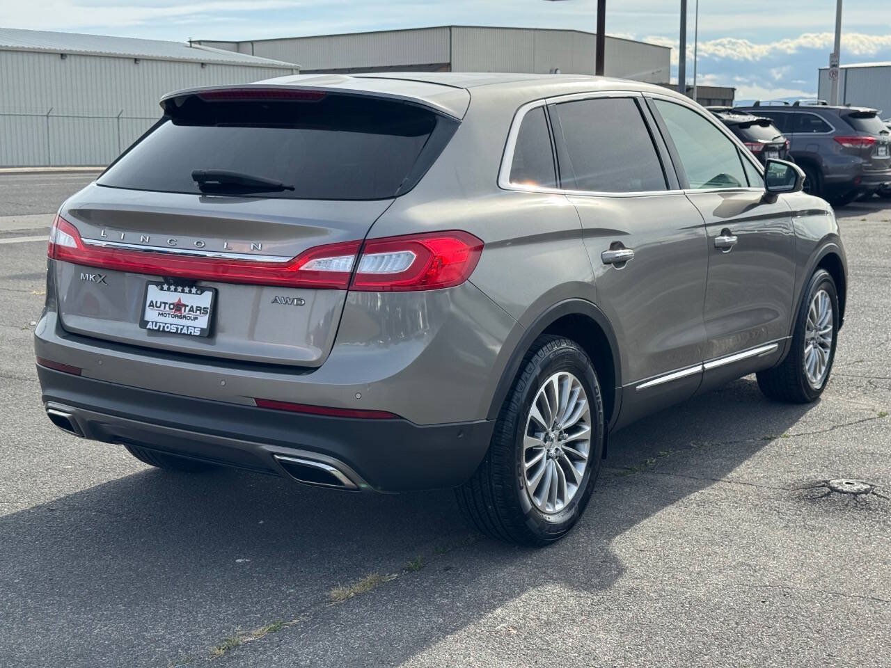 Used 2017 Lincoln MKX Select w/ Select Plus Package AWD/4WD image 4