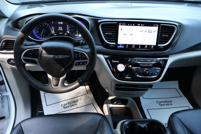 Used 2024 Chrysler Pacifica Touring-L FWD image 5
