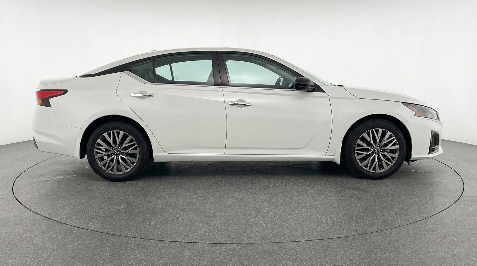 Used 2025 Nissan Altima 2.5 SV image 11
