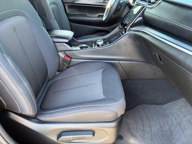 Used 2024 Jeep Grand Cherokee Laredo w/ Luxury Tech Group I AWD/4WD image 19