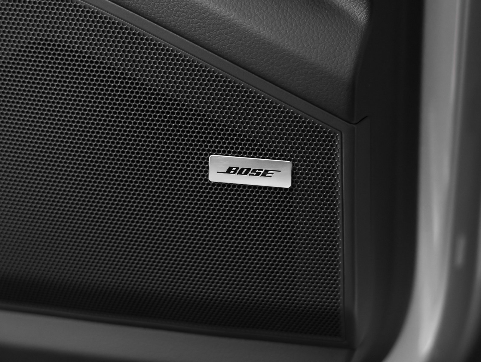 Used 2025 Porsche Cayenne image 36