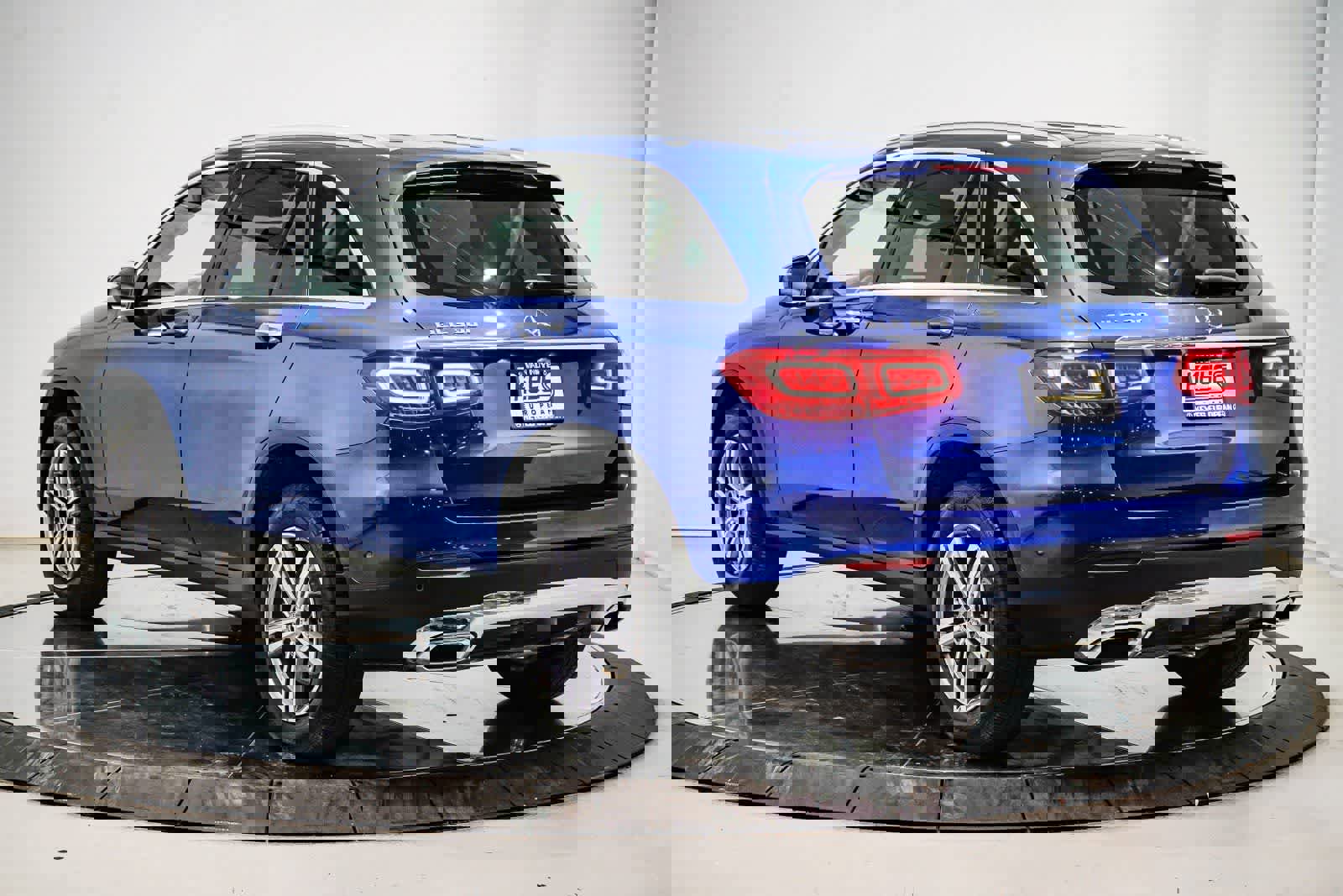 Used 2022 Mercedes-Benz GLC 300 image 2