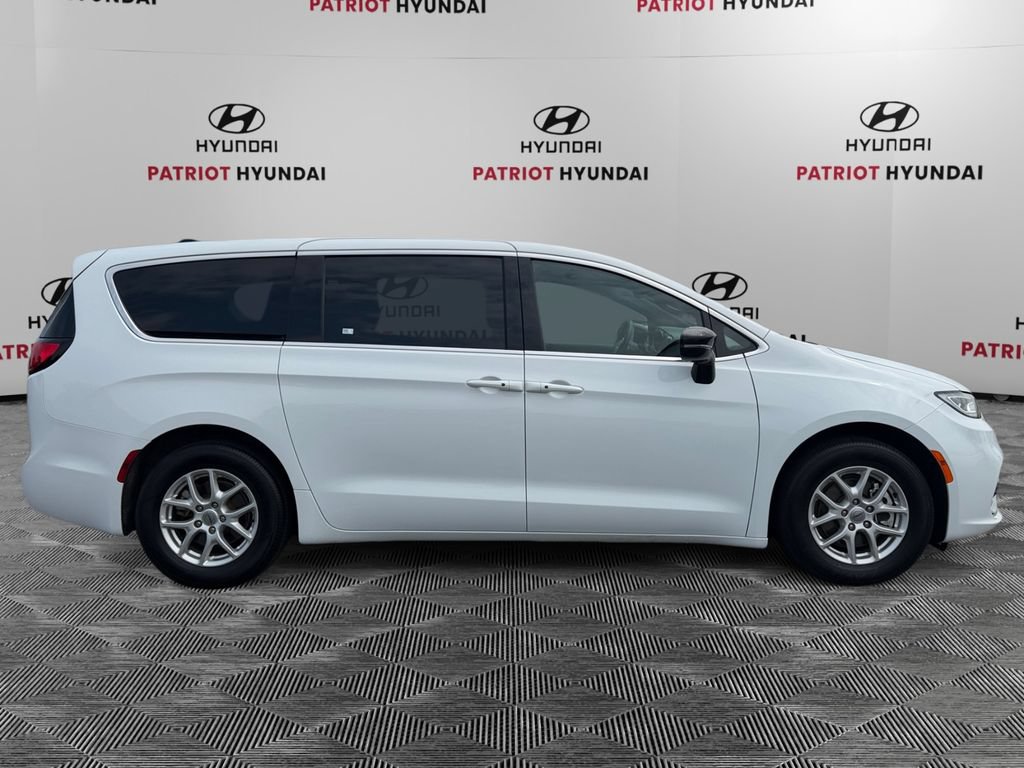 Used 2025 Chrysler Pacifica Select FWD image 2