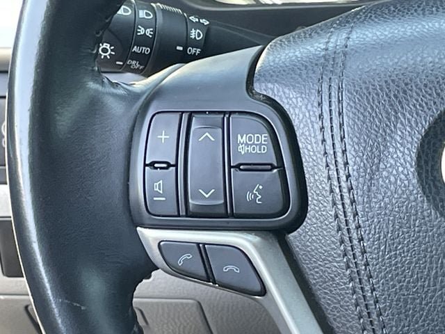 Used 2017 Toyota Highlander Limited FWD image 12