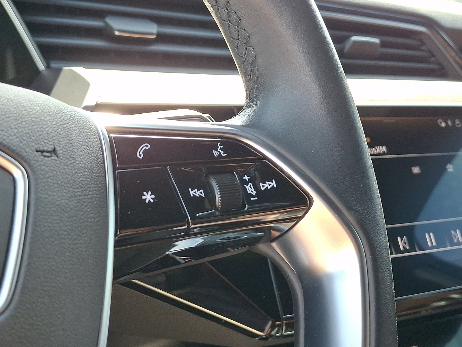 Used 2022 Audi e-tron Premium Plus w/ Premium Plus Package AWD/4WD image 22