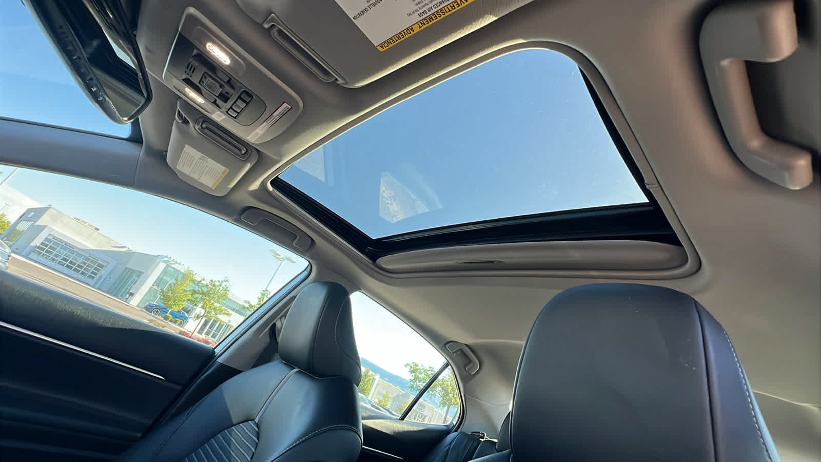 Used 2020 Toyota Camry SE w/ Sunroof Package FWD image 31
