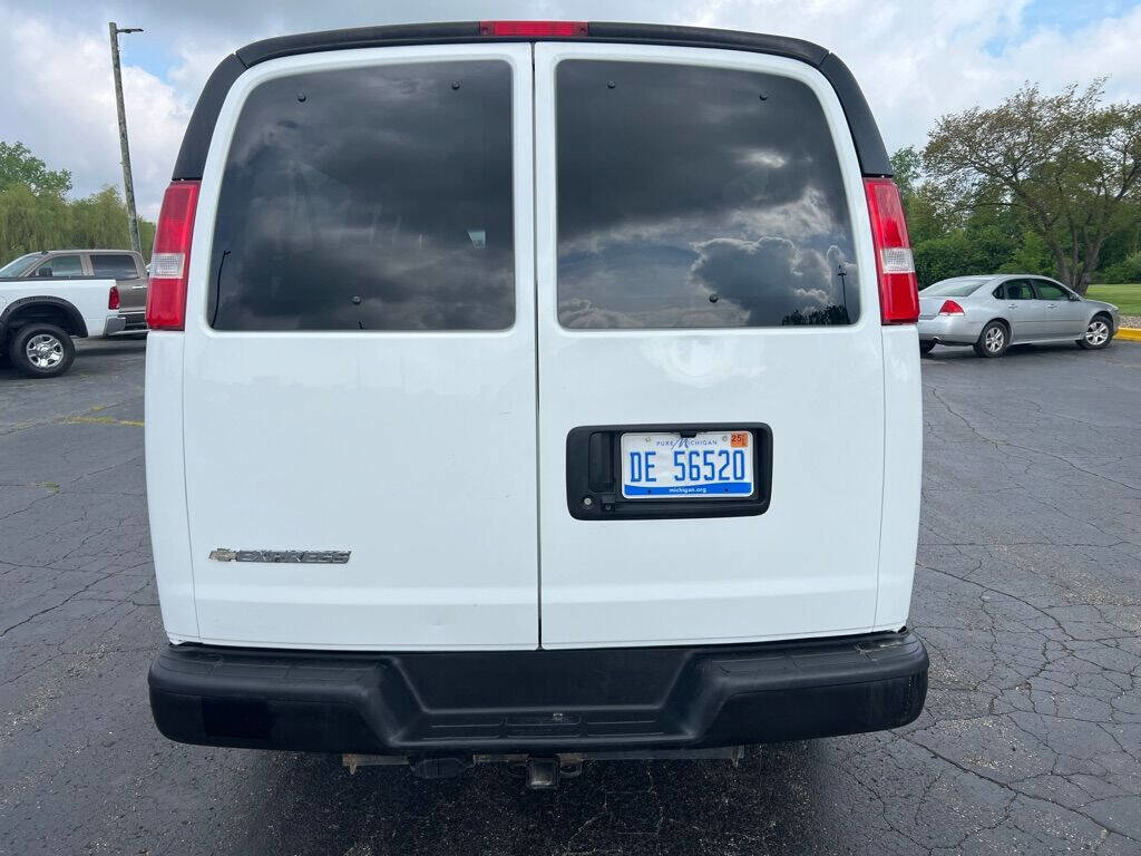 Used 2019 Chevrolet Express 3500 LS RWD image 5