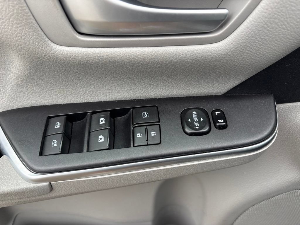 Used 2017 Toyota Camry SE FWD image 14