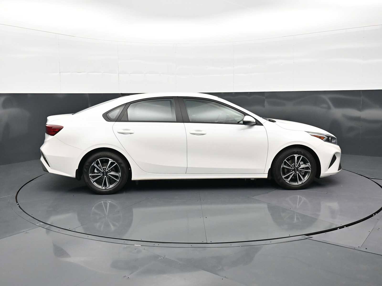 Used 2024 Kia Forte LXS w/ LXS Technology Package FWD image 4