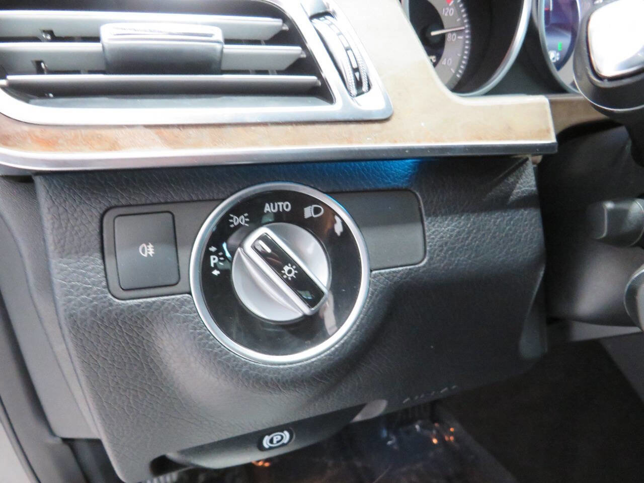 Used 2014 Mercedes-Benz E 350 Sedan image 24