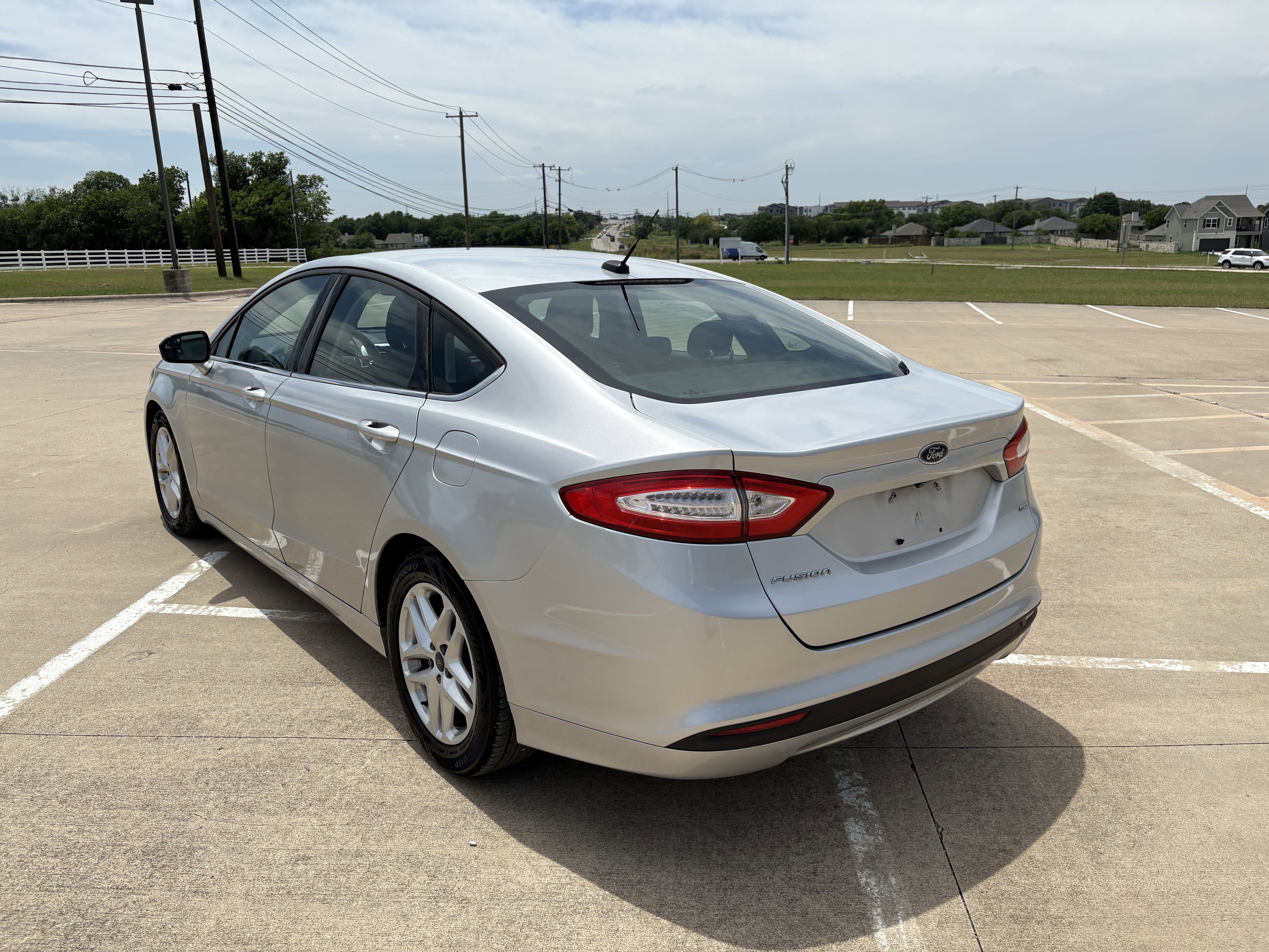 Used 2015 Ford Fusion SE FWD image 3