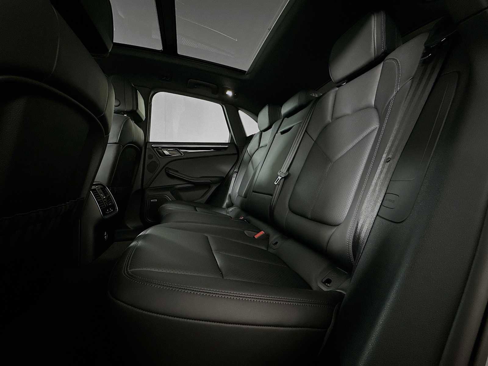 Certified 2025 Porsche Macan AWD/4WD image 24